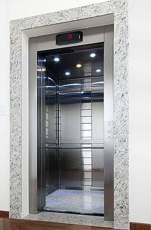 Cabine de elevador em aço inox aberta para inspeção e manutenção